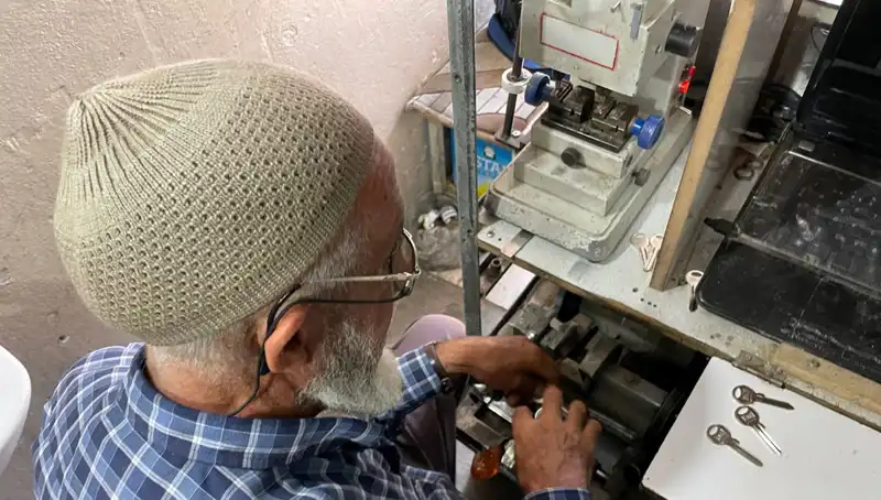 28 Yılda 4 metrekarelik Dükkanını Saraya Dönüştürdü