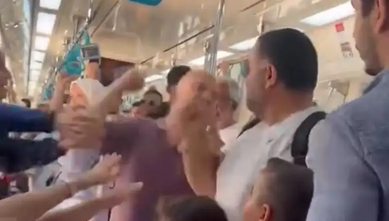 Marmaray’da Yüzlerce Yolcu Şok Oldu: Yumruklu Kavga Güvenliği Tehdit Etti