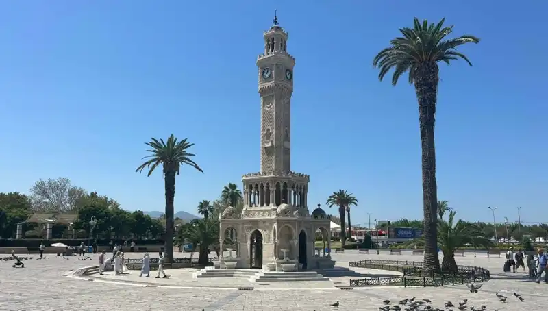 İzmir'de Kavurucu Sıcaklar: Boşalan Meydanlar ve Sıcaklık Rekorları