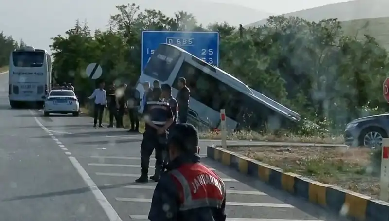Isparta’da Gözü Dolduran Çarpışma: Tur Otobüsü ve Yolcu Otobüsü Kaza Yaptı
