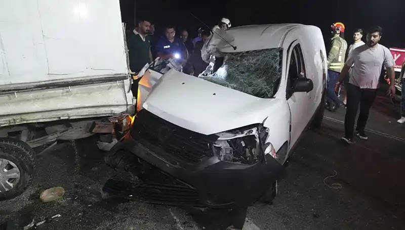 İstanbul'da Korkunç Kaza: Üç Kişi Yaralandı, Tehlikeli Durum Sıra Dışı Ortaya Çıktı!