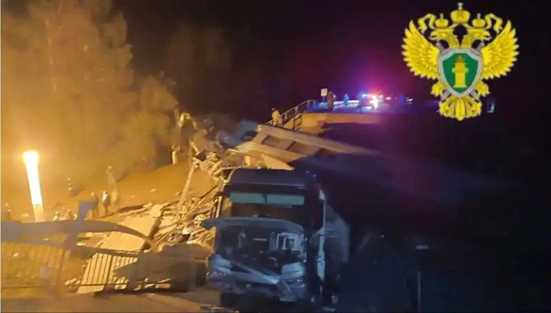Rusya'da Trenin Üzerine Çöken Köprü Faciası: Can Kaybı ve Yaralılar