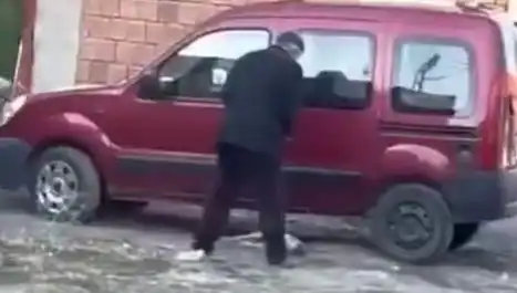 Sokak Ortasında Köpeğe Şiddet: Hayvanseverler Tepkisini Gösterdi