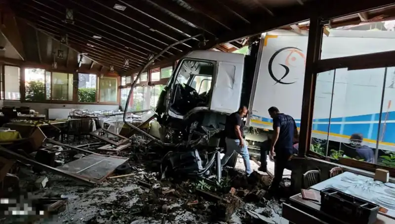 Freni Boşalan Kamyon Restorana Hızla Daldı: O Anlar Kayıt Altına Alındı