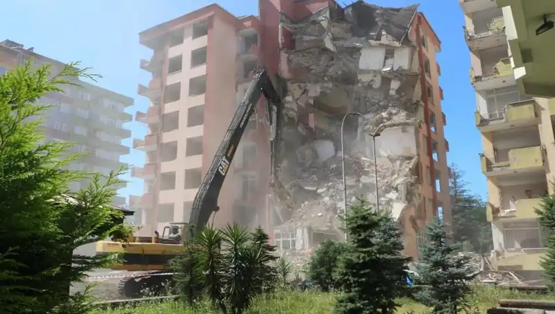 Dalgalar Değil Deprem: İki Bina Yıkım Süreci Başladı!