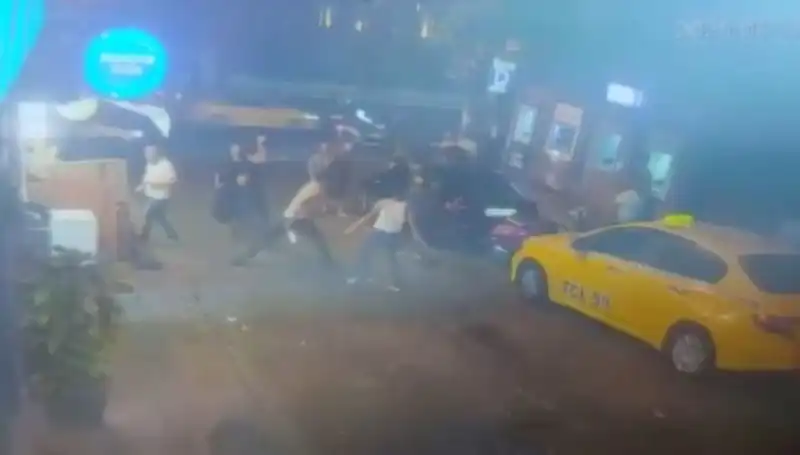 Beyoğlu'nda Tartışma Kanlı Bitti: Kavgada Yaralılar Var