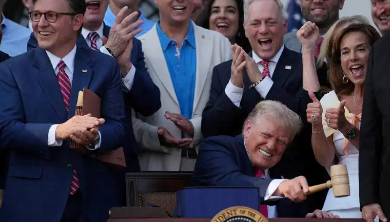 Trump, "Büyük, Güzel Yasa Tasarısı"nı İmzaladı: Ekonomik Dönüşüm Müjdesi mi?
