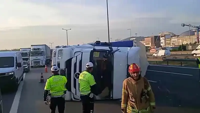 Pendik TEM Otoyolu’nda TIR Devrildi: İstanbul İçin Yoğun Trafik Başladı!