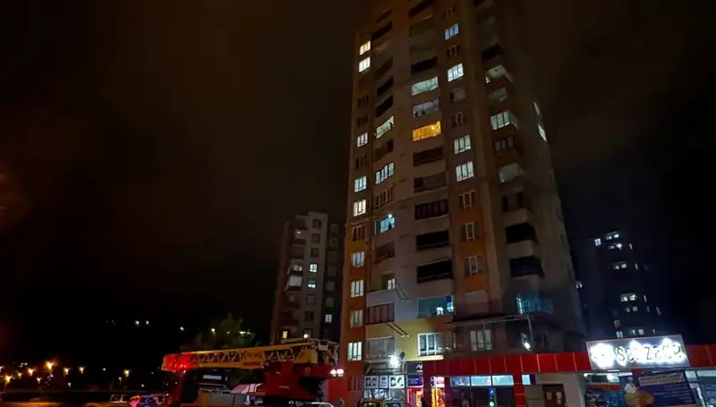 Apartmanın Çatısına Yıldırım Düştü: Neler Olacak?