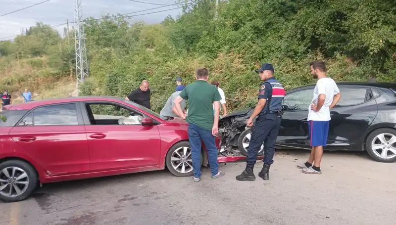 Karamürsel'de Feci Kaza: 4 Kişi Yaralandı, Olay Anı Şok Etti!