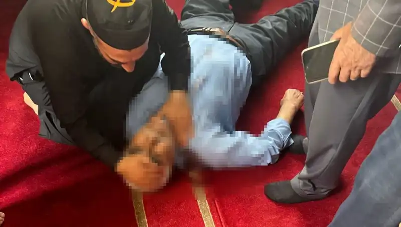 Camide Namaz Kılan Adam Dehşeti Yaşadı: Bıçaklı Saldırı!