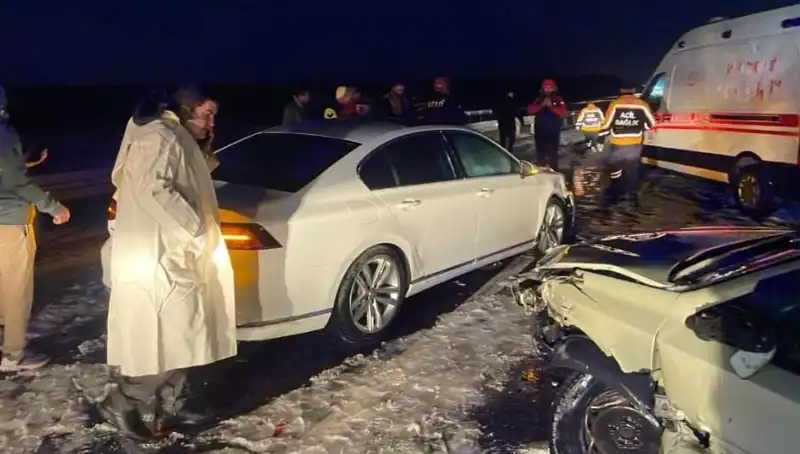 Aksaray'da Feci Zincirleme Trafik Kazası: 15 Yaralı ve Çok Sayıda Araç Ziyan Oldu