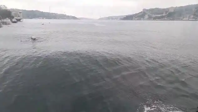 İstanbul Boğazı’nda Dalgalar Yükseldi, Fırtına Yağmuru Beraberinde Getirdi