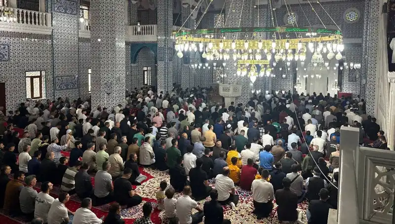 Iğdır'da İlk Bayram Namazı Heyecanla Kılındı: Vatandaşlar Coşkuyla Katıldı!