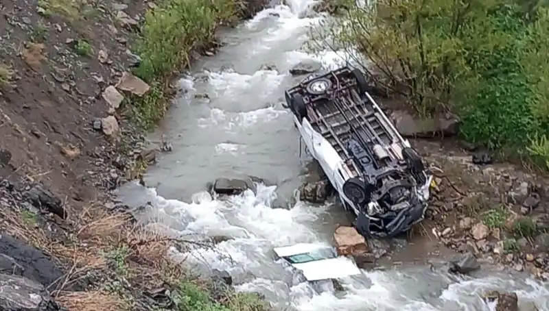 Hakkari'de Minibüs Devrildi: Can Pazarında İki Kayıp, Üç Yaralı