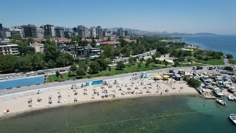 İstanbul'un Yaz Sıcağında Caddebostan Sahili Tıklım Tıklım Dolu!