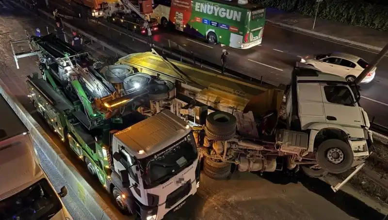 Moloz Yüklü Hafriyat Kamyonu Devrildi: Şok Edici Görüntüler!