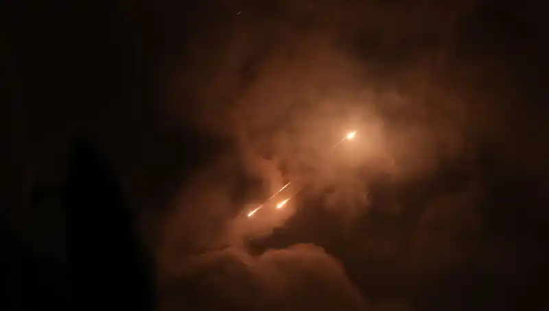 İran'ın Gece Saldırıları: Füzelerin Gizli Saatleri Neden Mücadele Ediyor?