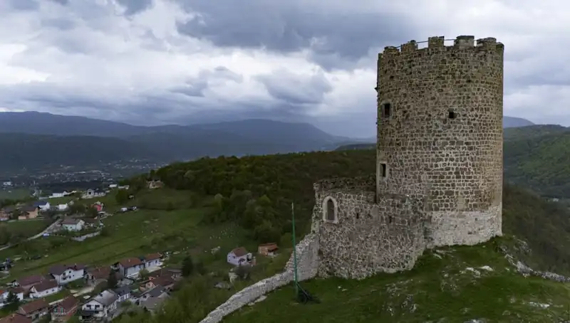 Bosna Hersek’teki Sokolac Kalesi: Tarihin İzlerini Taşıyan Eski Bir Savaşçı