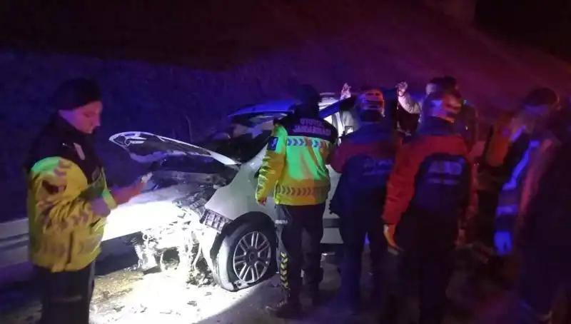 Acı Kaza: Bariyer Otomobile Saplandı, 4 Kişi Yaralı!