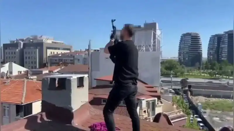İstanbul Operasyonunda Şaşırtan Gelişme: Bacadan AK-47 Çıktı!