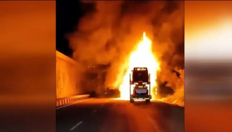 Tırdaki Yangın Panik Yarattı: 8 Otomobil Alev Alev Yandı