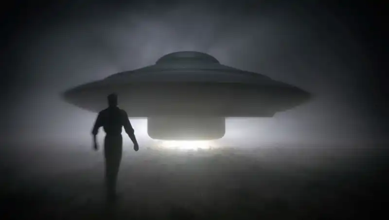 UFO Uzmanından Şok Uyarı: Uzaylılar Masum İnsanoğlunu Hedef Alıyor!