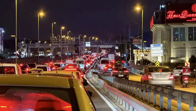 Yenibosna Metrobüs Yaya Üst Geçidinde Güvenlik ve Konfor Artışı İçin Çalışmalar Başladı
