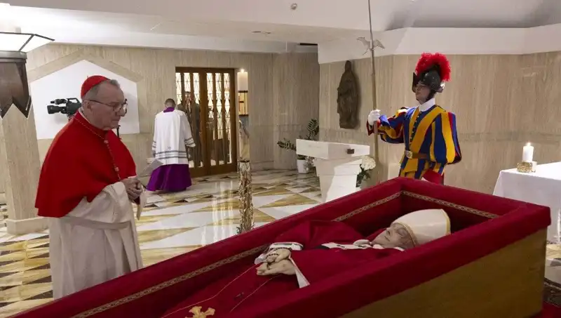 Papa'nın Tabutundaki Fotoğraflar: Duygusal Anlar ve Anlamı Nedir?