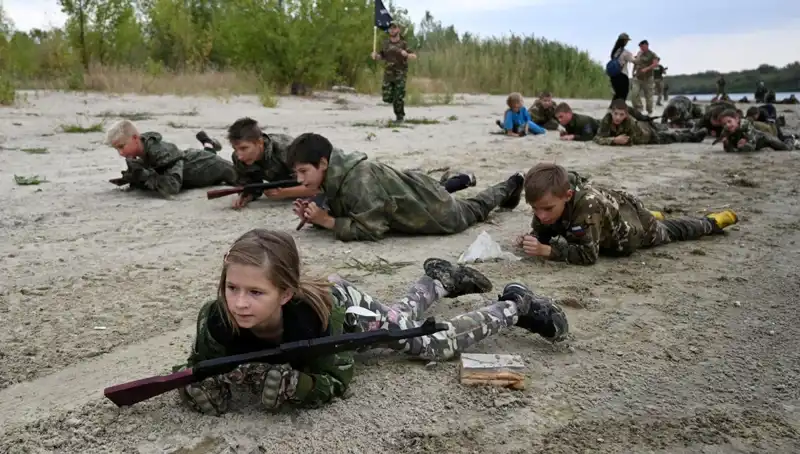 Rusya'da 8 Yaşındaki Çocuklar Askeri Kampta: Savaşın Gölgesinde Büyüyorlar