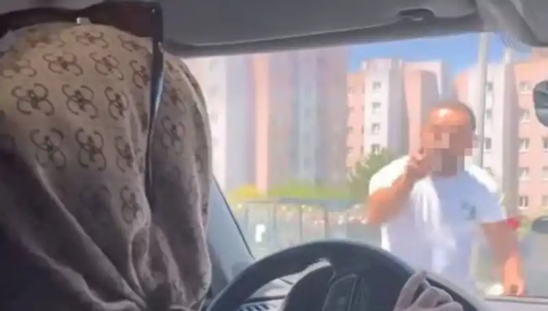 Trafikte Dehşet Anları: Önünü Kestiği Araçta Neler Oldu?