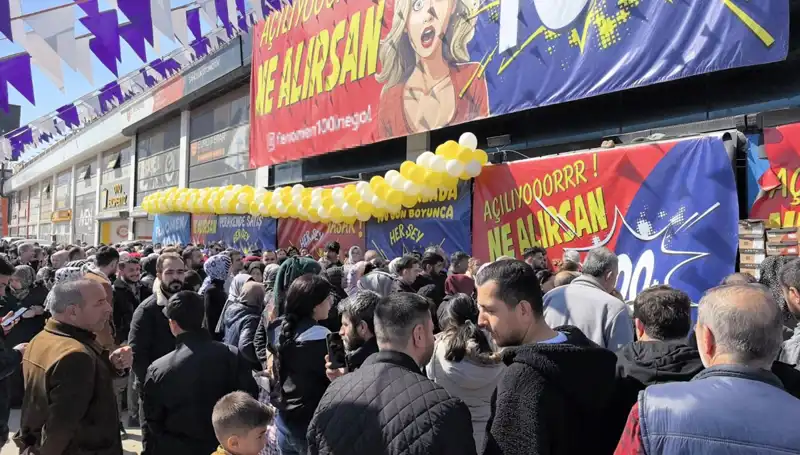 Bursa'da İndirim Günlerinde Müşteri İzdihamı: Alışveriş Çılgınlığı
