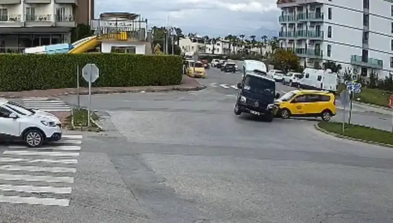 Kavşakta Yaşanan Feci Kaza: Minibüs ve Taksi Çarpıştı, Araçlar Hurdaya Döndü!
