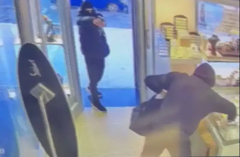 Ümraniye’de Maskeli Soyguncular: Silahlı Baskın Nefes Kesti
