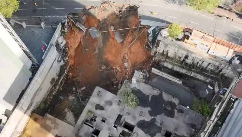 Sarıyer'de Yolda Çağrılmadık Bir Çökme: Cadde Kullanıma Kapatıldı