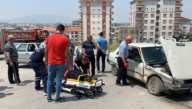Kavşakta Meydana Gelen Kaza: İki Yaralı, Durumları Ciddi!