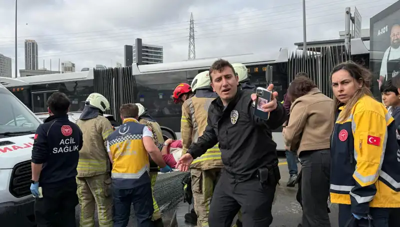 Metrobüs Faciası: İstanbul'da Feci Kaza, Seferler Durduruldu!