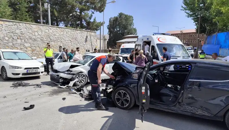 Bitlis'te Trafik Kazası: Otomobiller Çarpıştı, 10 Yaralı
