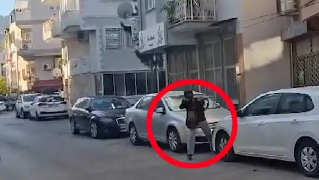 İzmir’de Gerilim Dolu Anlar: Saldırganla Çatışma Anı Kaydedildi