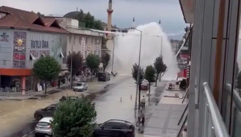 İçme Suyu Hattındaki Patlama: Su Alev Alev Yükseldi!