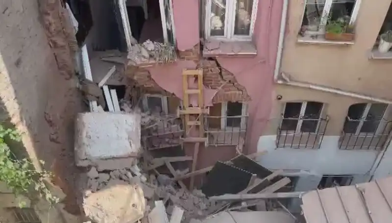 İstanbul'da Üç Katlı Binanın Balkonu Çöktü: Sarsıcı Detaylar Ortaya Çıktı