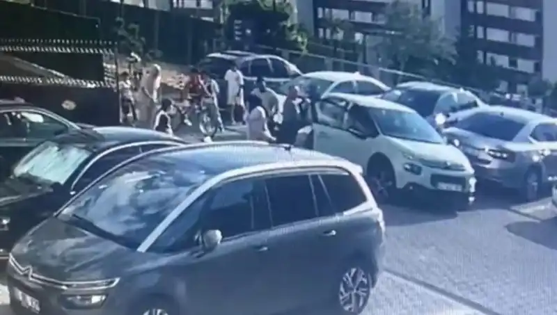 Eşi ve Yakınlarını Arabayla Ezerek Kaçmaya Çalışan Şok Olay!