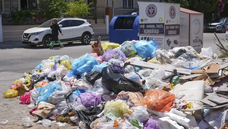 İzmir'de Çöp Yığınları: Şehrin Temizliği Tehdit Altında mı?