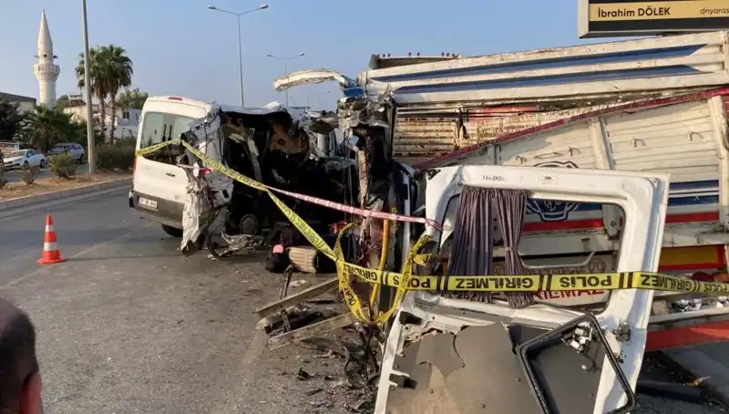 Mersin'de Tatil Yolunda Konvoy Kazası: İki Hayat Kaybı, 10 Yaralı