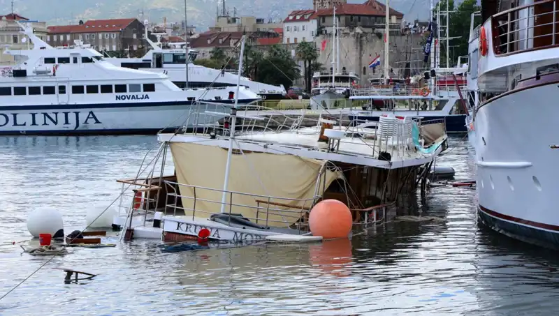 Hırvatistan'ın Fırtına ile Zorlu Sınavı: Feribot Kaza Yaptı ve Gemi Battı