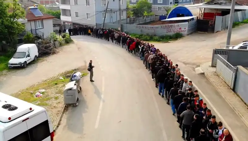 Bursa’nın O Mahallesinde Bayramlaşma Geleneği Yeniden Canlandı: 1 Kilometrelik Kuyruk