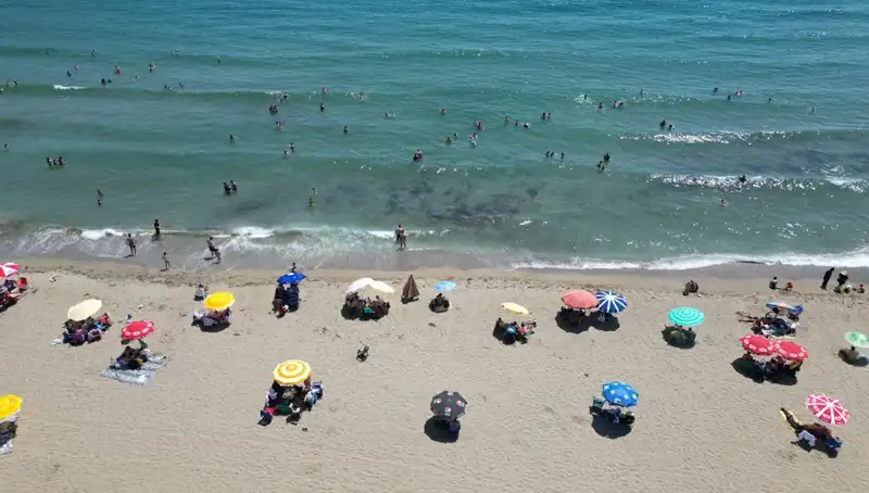 Tekirdağ'da Sıcak Havalarda Sahil Keyfi: Kalabalıklar Plajları Doldurdu