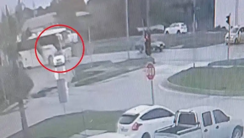 Kırmızı Işıkta Durdu, Yolcu Otobüsünden Gelen Kaza Şoku
