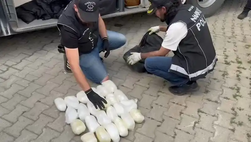 Yolcunun Valizinden Çıkan 13 Kilo Metamfetamin Dehşete Düşürdü