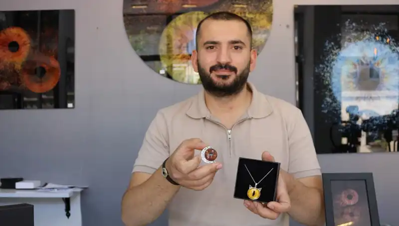 Özgün Sanat: Iris Fotoğraflarını Takı ve Tabloya Dönüştüren Sanatçı